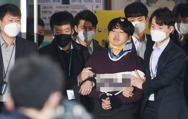 미성년자를 포함한 여성을 협박해 성 착취 불법 촬영물을 제작하고 유포한 텔레그램 '박사방' 운영자 조주빈이 25일 오전 서울 종로경찰서에서 검찰로 송치되고 있다. 2020.3.25 [사진=연합뉴스]