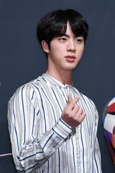 방탄소년단 진, 슈가 '생일턱' 쏘며 내민…연회비 200만원 VVIP 카드