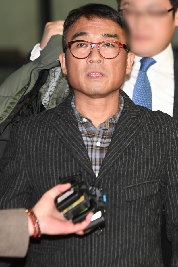 성폭행 등의 혐의를 받고 있는 가수 김건모가 서울강남 경찰서에서 진행된 피의자 조사를 마치고 경찰서를 나서고 있다. 최혁 한경닷컴 기자 chokob@hankyung.com