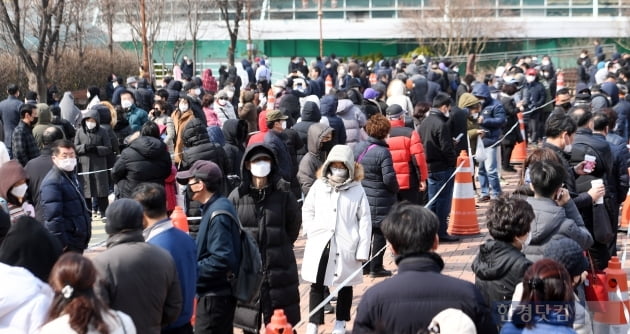 [포토] 추위 무릅쓰고 마스크 구하기위해...