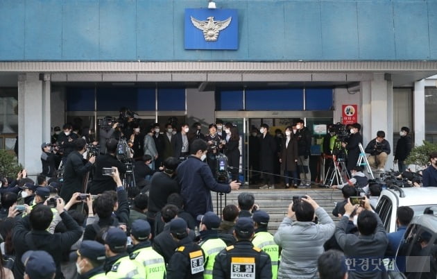 조주빈 목 보호대 한 채 무표정 "악마의 삶 멈춰줘서 감사" 손석희·윤장현·김웅기자에 사과 [종합]