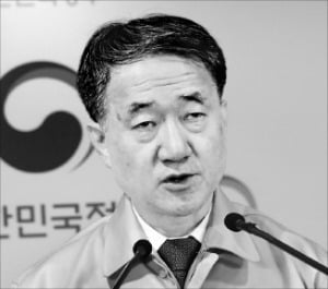 코로나19 관련 회의 결과를 브리핑하는 박능후 장관. / 사진=연합뉴스