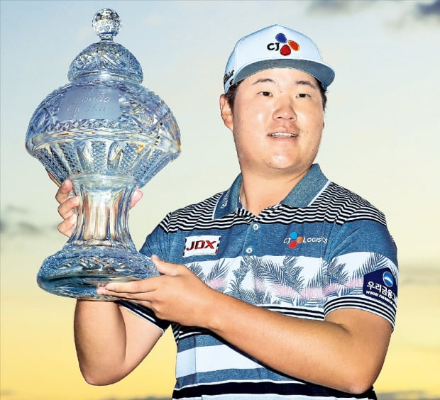 임성재가 50번째 도전 만에 거머쥔 첫 미국프로골프(PGA)투어 트로피를 들고 미소짓고 있다. 그는 2일(한국시간) 막을 내린 혼다클래식에서 최종합계 6언더파를 적어내며 1타 차 우승을 완성했다. 이번 우승으로 세계 랭킹 25위로 올라선 그는 다가오는 도쿄올림픽 골프의 강력한 금메달 후보로 떠올랐다. 임성재는 키 180㎝, 85㎏의 건장한 체격을 갖췄다. AFP연합뉴스