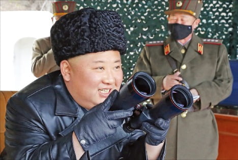 김정은 북한 국무위원장이 지난 2일 전선 장거리포병구분대의 화력타격훈련을 지도했다고 조선중앙통신이 3일 보도했다. 김정은이 쌍안경을 들고 웃고 있다. /연합뉴스 