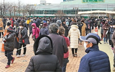 "마스크 구하려고 5시간 줄 서다니…70 평생 처음"