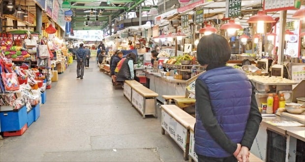 코로나19로 소비 심리가 위축되며 서울 종로 광장시장이 한산한 모습을 보이고 있다. 사진=김범준  기자 bjk@hankyung.com 