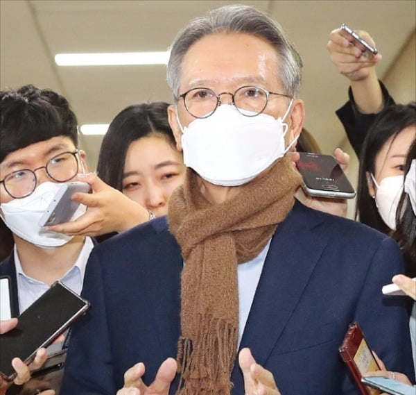 김형오 미래통합당 공천관리위원장이 6일 서울 여의도 국회에서 열린 공관위원회에 참석하기 전 기자들의 질문에 답하고 있다.  연합뉴스 