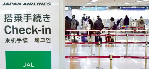 6일 서울 김포국제공항에서 일본으로 가려는 승객들이 탑승권을 받기 위해 기다리고 있다. 일본 정부는 오는 9일부터 한국인에 대한 비자 효력을 정지하는 등 사실상 입국을 금지하는 조치를 취했다. /김영우  기자  youngwoo@hankyung.com 