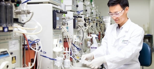 인천 송도 셀트리온 본사에서 연구원이 항체 의약품 개발을 위한 실험을 하고 있다.   셀트리온 제공 