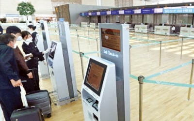 텅 빈 인천공항 제2터미널 발권 창구