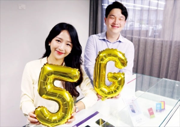 LG헬로비전은 지난달 5세대(5G) 이동통신 알뜰폰 요금제를 내놨다. 통신사보다 약 30% 싸게 5G 요금제를 이용할 수 있다. LG헬로비전 모델이 5G 요금제를 소개하고 있다.  LG헬로비전 제공 