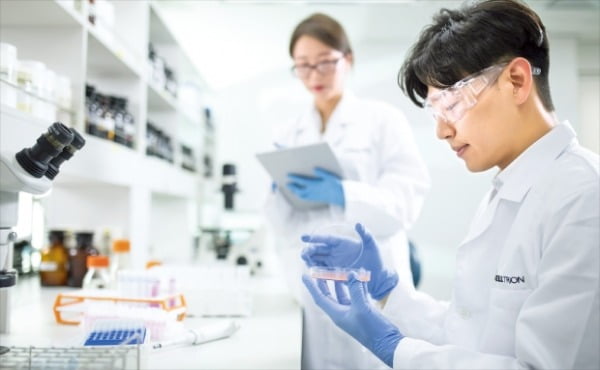 셀트리온 소속 연구원들이 인천 송도에 있는 연구실에서 신약 개발을 위한 실험을 하고 있다. 셀트리온은 지난 12일 신종 코로나바이러스 감염증 치료제를 빠른 시일내에 개발하겠다고 밝혔다.  셀트리온 제공
  