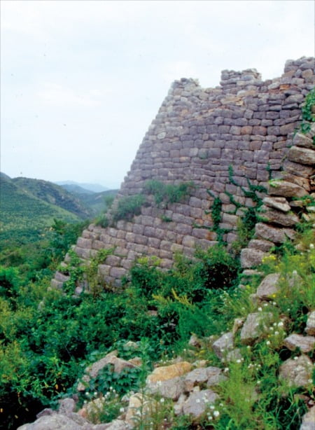 요동반도 남쪽 장하현에 있는 석성(石城)의 동쪽벽. 647년 전투 때 연개소문의 누이동생인 연개수영이 이 성에서 지휘했다.
 