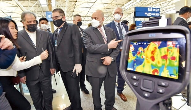 인천공항 발열 체크 장비 살펴보는 주한 외교단 