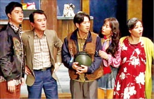 지난 12일 무관중·온라인 공연으로 진행된 경기도립극단의 연극 ‘브라보 엄사장’. 