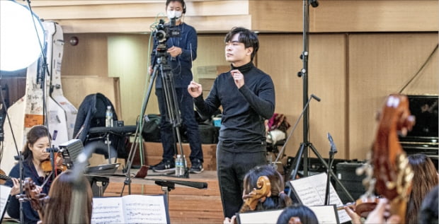 지난 13일 열린 무관중·온라인 콘서트에서 부지휘자 윌슨 응의 지휘로 서울시립교향악단이 베토벤 교향곡 3번 ‘영웅’을 연주하고 있다.  서울시립교향악단 제공 