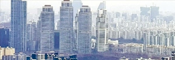 국토교통부는 오는 19일 전국 공동주택 공시가격 예정액을 공개한다. 공시가격이 30~50%가량 오르는 단지가 속출할 것으로 전망되는 서울 강남구 아파트 단지.  한경DB