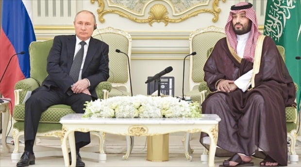 < 이제는 적이 된 푸틴과 빈 살만 > 블라디미르 푸틴 러시아 대통령과 무함마드 빈 살만 사우디아라비아 왕세자가 지난해 10월 사우디 수도 리야드에서 회담하고 있다.  AFP연합뉴스 