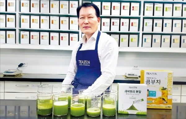 김종태 티젠 대표가 경기 안양에 있는 연구소에서 유기농 새싹보리 분말 제품을 소개하고 있다.  김정은 기자 