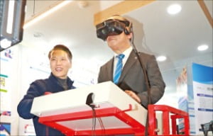 송철호 울산시장(오른쪽)이 울산테크노파크에서 인공지능(AI) 기반 증강·가상현실(AR·VR) 체험을 하고 있다.  울산시 제공 