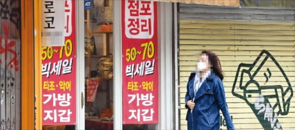 < 실물경제 코로나 직격탄…폐업의 눈물 > 신종 코로나바이러스 감염증(코로나19) 확산에 따라 외국인 관광객 유입이 줄면서 서울 이태원 상권이 직격탄을 맞았다. 18일 서울지하철 6호선 이태원역 인근의 폐업을 앞둔 상가에 가격 인하 안내문이 붙어 있다.  신경훈 기자 khshin@hankyung.com 