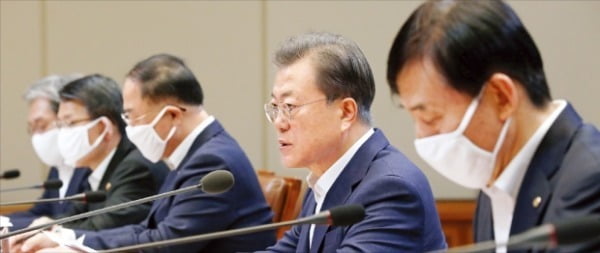 < 문재인 대통령 ‘비상경제회의’ 주재 > 문재인 대통령이 19일 청와대 본관에서 열린 제1차 ‘비상경제회의’를 주재하고 있다. 오른쪽부터 이주열 한국은행 총재, 문 대통령, 홍남기 부총리 겸 기획재정부 장관, 은성수 금융위원장.  /허문찬  기자 sweat@hankyung.com 