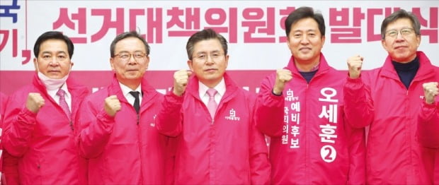 < 통합당 선대위 공식 출범 > 20일 국회에서 열린 미래통합당 중앙선거대책위원회 발대식에서 참석자들이 총선 승리를 다짐하고 있다. 왼쪽부터 공동선대위원장을 맡은 심재철 원내대표, 신세돈 숙명여대 명예교수, 황교안 대표, 오세훈 서울 권역 선대위원장, 박형준 전 혁신통합추진위원장.   /연합뉴스 