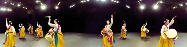 국립민속국악원의 ‘설장구춤’ 공연을 8K 고해상도로 촬영한 가상현실(VR) 영상 장면.  국립국악원 제공 
