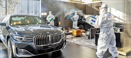 BMW, 수시로 살균소독·2m 거리 두고 차량 상담…안심하고 車보러 오세요