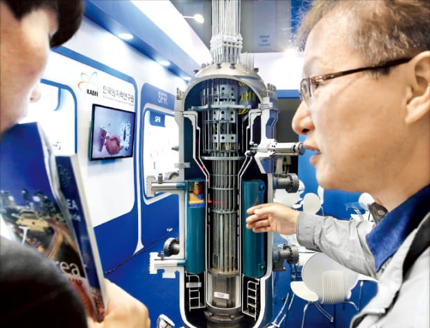 1997년 개발을 시작해 완성 단계인 한국형 스마트 원전의 개선사업이 난항을 겪고 있다. 2015년 10월 대전에서 열린 ‘연구개발특구 기술박람회’를 찾은 시민들이 스마트 원전 모형을 살펴보고 있다.  한경DB 