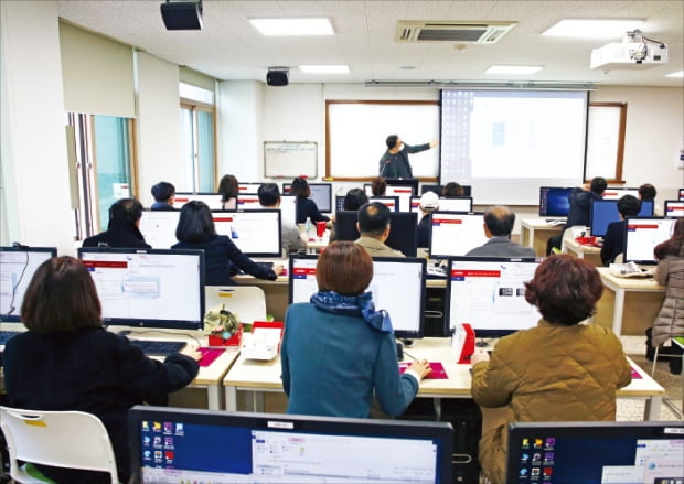 경인여대 교수들이 이달 초 온라인 강의에 필요한 동영상 촬영, 편집, 압축 등 제작 과정에 대해 교육받고 있다.  경인여대 제공 