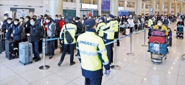 독일 프랑크푸르트에서 출발한 여객기를 타고 지난 24일 인천국제공항 1터미널을 통해 입국한 승객들이 코로나19 진단 검사를 받기 위해 이동하고 있다. /뉴스1 