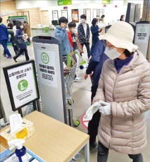 지난 주말 스타필드 하남점을 찾은 한 시민이 매장에 위생장갑을 끼고 입장하고 있다. 