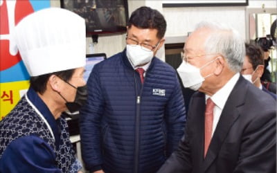 "주변 식당 선결제하고 재방문하자"…경총 '착한 소비자 운동'