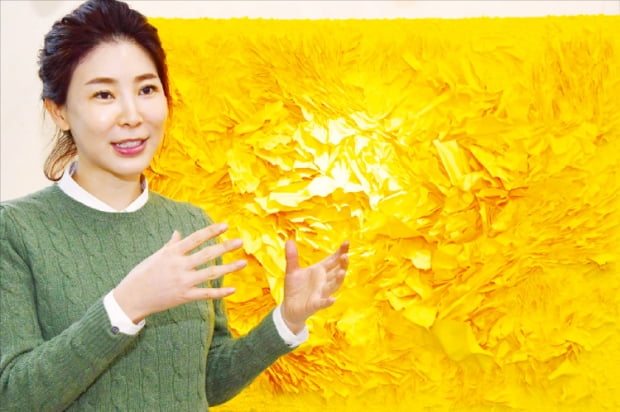 아티스트 김지아나 씨가 한경갤러리 초대전 ‘영혼의 집’에 전시된 자신의 작품 ‘Yellow inside yellow’에 대해 설명하고 있다.  김영우 기자 youngwoo@hankyung.com 