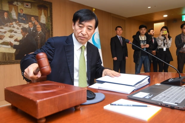 이주열 한국은행 총재가 17일 서울 중구 한국은행에서 열린 '통화정책방향 금융통화위원회'에 참석해 의사봉을 두드리고 있다.자료사진 사진=연합뉴스