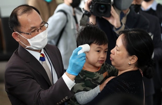 인천국제공항 제1터미널 탑승장에서 승객들이 체온 측정을 받고 있다. 사진=신경훈 기자 khshin@hankyung.com