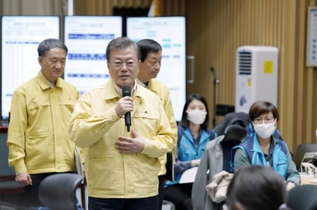 문 대통령 "수도권 방역 중요한 시점"