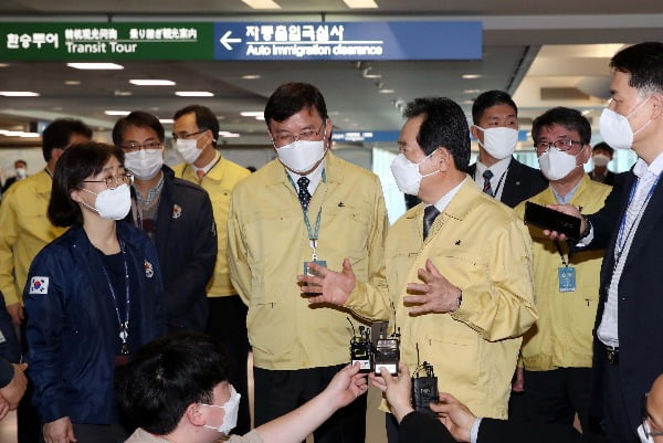 19일 오전 정세균 국무총리가 코로나19 대응 검역 현장 점검을 위해  인천국제공항 1청사를 방문해 현장을 살펴보고 있다. 사진=공항사진기자단