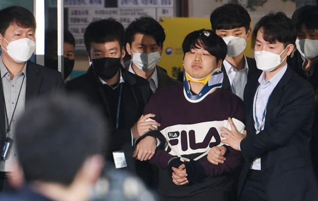 텔레그램에 '박사방'을 열고 미성년자를 포함한 여성들을 대상으로 성착취 범죄를 저지른 '박사' 조주빈(25)이 25일 오전 서울 종로구 종로경찰서에서 검찰로 송치되고 있다./사진=강은구 기자