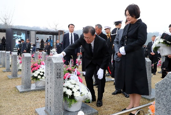 천안함 유족 "누구 소행인지 확실히 말해달라"…文 "정부 입장 바뀐 적 없다"