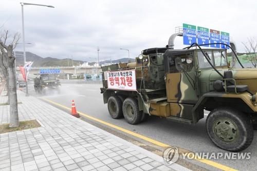 국방부, 마스크 생산 6개업체에 장병 72명·배송차량 지원