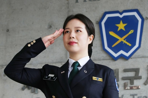 ROTC 임관 1위 이수지 소위 "여군 능력 보여주는 주춧돌 될 것"