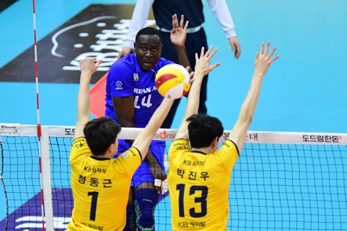 '다우디 30점' 현대캐피탈, KB손보에 진땀승…시즌 맞대결 전승