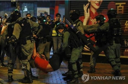 홍콩서 '8·31 폭력' 규탄 격렬 시위…115명 체포돼