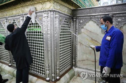 "신 앞에선 코로나도 무력"…이란 영묘서 성물 핥는 영상 구설