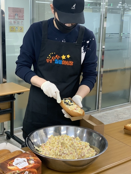 야시장 닫아 벌이 없지만…의료진 도시락 봉사 나선 상인들