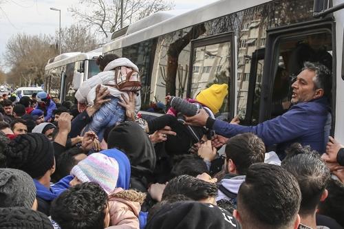 헝가리, 터키가 국경 열자 "난민 수용 안해…코로나19 우려"