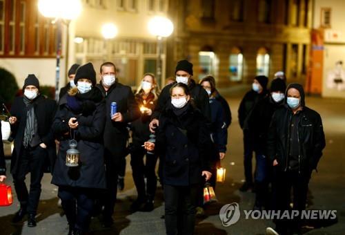 대규모 행사 금지했는데…스위스 바젤서 수백명 모여