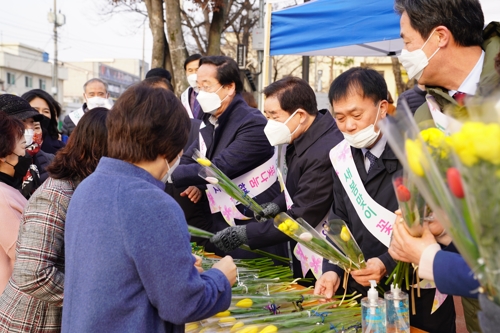 "코로나19 피해 화훼농가 도와요" 진천군·NH농협 꽃 나눔 행사